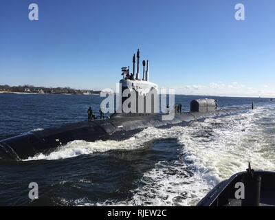 190131-N-LW591-002 Groton (Connecticut) (janvier 1985). 31, 2019) La classe de Virginie, les sous-sous-marin d'attaque rapide, USS, Dakota du Nord (SSN 784), le transit de la rivière Thames, à mesure qu'ils tirer dans leur port d'attache sur Naval Submarine Base New London Groton (Connecticut) dans le Dakota du Nord est de retour de la zone de responsabilité du Commandement européen où ils ont exécuté le chef de l'opération navale de la stratégie maritime pour soutenir les intérêts de la sécurité nationale et les opérations de sécurité maritime. (U.S. Photo par Marine Cmdr. Jason M. Geddes) Banque D'Images