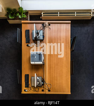 Bruxelles, Belgique - 02 02 2019 - Vue de dessus d'un bureau en bois, PC, un clavier, une imprimante de bureau et des décorations dans le Parlement européen de Bruxelles Banque D'Images