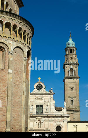 L'église baroque de saint Jean l'Évangéliste et une partie de la cathédrale (Duomo) à gauche, Parme, Emilie-Romagne, Italie Banque D'Images