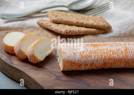 Fagotin avec fromage à croûte lavée de couleur orange fabriqué à partir de lait de vache dans des grottes de l'abbaye de Maredsous, Belgique close up Banque D'Images