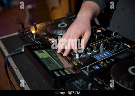 L'équipement de musique professionnels pour mixer de la musique en discothèque avec DJ de la main . Mix Dj la voie à la discothèque at party Banque D'Images