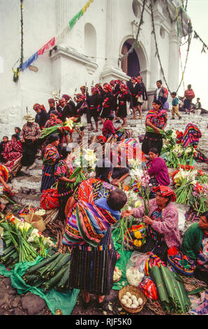 Chichicastenango, Guatemala, marché aux fleurs et Cofradias procession sur les étapes de l'Eglise de Santo Tomas Banque D'Images