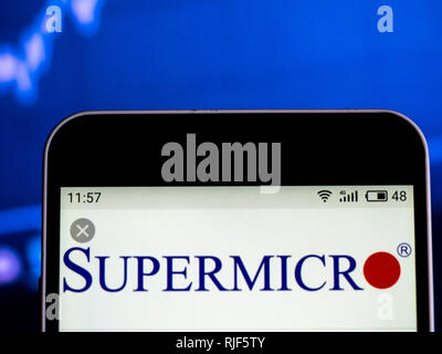 La technologie de l'information de Supermicro logo de l'entreprise vu affichée sur smart phone Banque D'Images