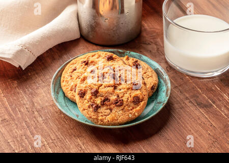 Une photo gros plan de cookies aux pépites de chocolat au lait sur un fond de bois rustique foncé avec une place pour le texte Banque D'Images