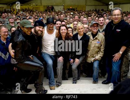 L'actrice Tichina Arnold, musicien Zack Brown, Grammy award winning Kid Rock musicien, comédien Kathleen Madigan, American Idol l'investiture et musicien country Kellie Pickler et humoristes John Bowman et Lewis Black poser pour des photos avec les membres du service après l'exécution à l'USO 2008 Maison de vacances tour à Kandahar, en Afghanistan. Le SMA de la Marine américaine. Mike Mullen, chef d'état-major interarmées avec son épouse, Deborah s'est félicité de l'célébrités dans de la musique et de divertissement pour servir ses membres et leur famille en poste à l'étranger. Banque D'Images