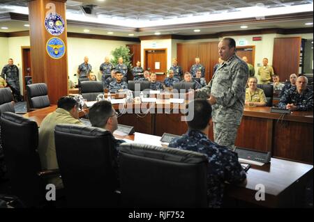 U.S. Air Force général Philip M. Breedlove, commandant du Commandement européen de l'OTAN et le Commandant suprême des forces alliées en Europe, parle au leadership des Forces navales des États-Unis avec l'Europe et les États-Unis Les Forces navales des États-Unis/Afrique 6e flotte au cours d'un appel mains libres lors d'une visite à la base navale américaine de Naples, Italie, le 30 mai 2013. Banque D'Images