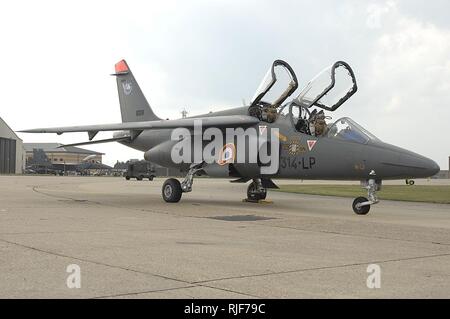 Un Alpha Jet français se prépare à décoller de RAF Lakenheath, Angleterre, le 16 avril. L'avion piloté par le français Belgique membres de l'équipage de la Base Aérienne de Beauvechain, la Belgique est arrivée à RAF Lakenheath dans le cadre d'entraînement en vol de l'équipage. Banque D'Images