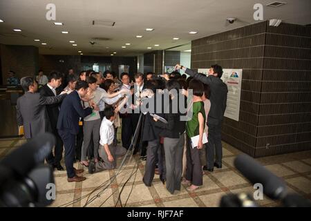 TOKYO, Japon (16 mai 2013) Représentant spécial américain pour la politique de Glyn Davies tient aux questions de la presse au Ministère des affaires étrangères du Japon [Ministère de l'État Banque D'Images
