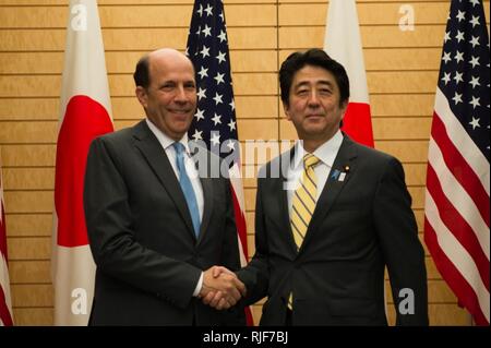 TOKYO, Japon (5 avril 2013) L'ambassadeur américain au Japon John C. Roos, serre la main avec le Premier ministre japonais Shinzo Abe à l'annonce de presse conjointe du Plan de Consolidation d'Okinawa [Ministère de l'État Banque D'Images