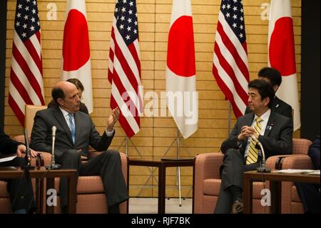 TOKYO, Japon (5 avril 2013) L'ambassadeur américain au Japon John C. Roos avec le Premier ministre japonais Shinzo Abe à l'annonce de presse conjointe du Plan de Consolidation d'Okinawa [Ministère de l'État Banque D'Images