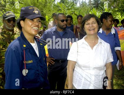 L'honorable Leslie C. Rowe, Ambassadeur des États-Unis à la Papouasie-Nouvelle-Guinée, Îles Salomon et Vanuatu, prend un tour de Miak Health Clinic avec le Lieutenant Cmdr. Leila Williams. Les marins de l'USS Peleliu (LHA 5), ainsi que des bénévoles d'organisations non gouvernementales et les pays partenaires, sont une assistance médicale aux citoyens locaux sur l'Île Karkar à l'appui de Partenariat du Pacifique 2007. Banque D'Images