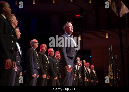 BETHESDA, MD (oct. 05, 2017) Senior Chef Courtney Williams, de Greenbrier, Tennessee, chante une mer chanty avec la U.S. Navy Band à la Music Center à Strathmore, à Bethesda (Maryland) pour la célébration de la 242e anniversaire de la Marine américaine. Chaque octobre, la U.S. Navy Band célèbre la naissance de la marine des États-Unis avec un concert annuel qui met en lumière la diversité de la marine, ses diverses missions dans le monde entier et sa riche histoire et patrimoine canadien et rend hommage aux anciens combattants et tous ceux qui servent. Banque D'Images