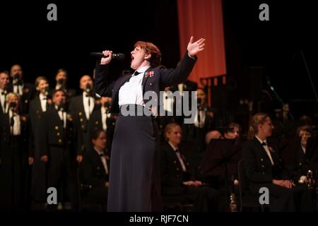 BETHESDA, MD (oct. 05, 2017) Musicien 1ère classe Maia Rodriguez de Cleveland (Ohio), joue avec la U.S. Navy Band à la Music Center à Strathmore, à Bethesda (Maryland) pour la célébration de la 242e anniversaire de la Marine américaine. Chaque octobre, la U.S. Navy Band célèbre la naissance de la marine des États-Unis avec un concert annuel qui met en lumière la diversité de la marine, ses diverses missions dans le monde entier et sa riche histoire et patrimoine canadien et rend hommage aux anciens combattants et tous ceux qui servent. Banque D'Images