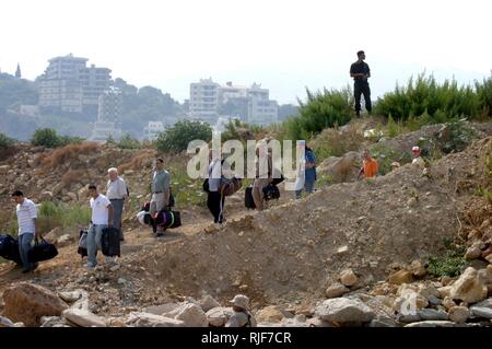 Les citoyens américains au départ de Beyrouth, Liban, font leur chemin à un débarquement de la Marine américaine d'attente bateau utilitaire pour le transport vers le quai de transport amphibie USS Nashville (LPD 13) Juillet 21, 2006. À la demande de l'Ambassadeur des États-Unis au Liban et à la direction du secrétaire de la défense, de l'United States Central Command et des éléments de la Force opérationnelle 59 aident avec le départ de citoyens américains du Liban. Banque D'Images