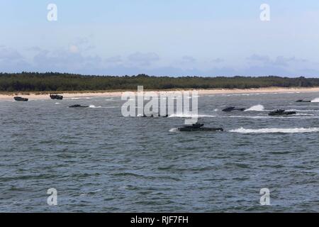 USTKA, Pologne (17 juin 2015) les véhicules d'assaut amphibie terrain à Ustka, Pologne pour la BALTOPS 2015 débarquement amphibie. Les Marines américains et les membres en service de la Finlande, la Suède, les Pays-Bas, le Royaume-Uni, l'US Navy et l'armée américaine qui composent la force de débarquement combiné BALTOPS amphibie combinée et Groupe de travail a mené le débarquement amphibie. BALTOPS, qui revient chaque année un exercice multinational visant à accroître la flexibilité et l'interopérabilité, ainsi qu'une preuve de la détermination des forces des pays alliés et des pays partenaires pour défendre la région de la Baltique. Banque D'Images