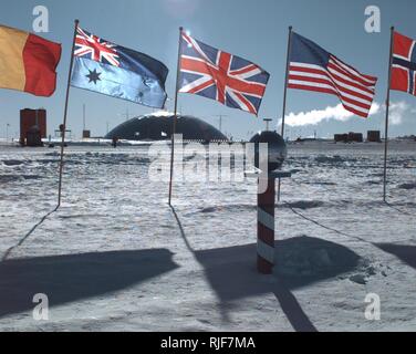 La célèbre cathédrale de AntarcticaХs station Amundsen-Scott South Pole Gare brille dans le soleil d'été, le 20 janvier, 1996. Les drapeaux des 13 pays qui ont officiellement adopté le Traité sur l'Antarctique voler au pôle sud et représentent la coopération internationale sans précédent parmi la communauté mondiale sur le continent. Cette année, 27 travailleurs soigneusement sélectionnés et les scientifiques s'Тwinter overУ par passé six mois dans l'obscurité totale dans et autour de la gare, bravant des températures qui peuvent parfois tomber à moins de 100 degrés Fahrenheit, non compris le refroidissement éolien. Entre octobre et février, le r Banque D'Images