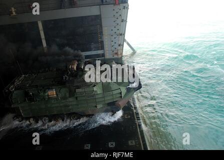 U.S. 5ÈME ZONE DE RESPONSABILITÉ DE LA FLOTTE (nov. 3, 2012) Un véhicule d'assaut amphibie (AAV) quitte le quai de transport amphibie USS Green Bay (LPD 20) au cours d'un exercice d'entraînement de routine pont du coffre. Green Bay fait partie de la groupe amphibie de Peleliu, avec la 15e unité expéditionnaire de Marines embarqués, et est déployée à l'appui d'opérations de sécurité maritime et les efforts de coopération en matière de sécurité dans le théâtre dans la 5e Flotte des États-Unis zone de responsabilité. Banque D'Images