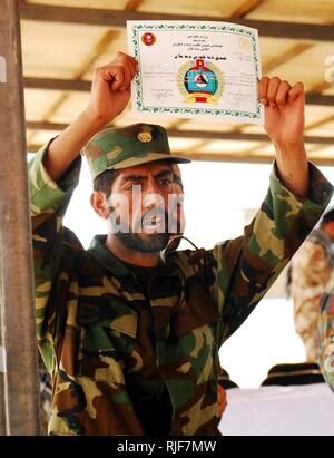 070810-1159B-083 PROVINCE DE KANDAHAR, AFGHANISTAN (7 juillet 2010) - une armée nationale afghane (ANA) recruter affiche fièrement le certificat d'études il a gagné pour remplir le Cours de chef d'équipe (TLC) au centre de formation militaire régional (RMTC) tout en criant, "je sers l'Afghanistan !" Après huit semaines de formation de base au RMTC Guerrier sélectionné, rendez-vous sur les recrues à quatre semaines de la TLC pour devenir sous-officiers. La Marine américaine Banque D'Images