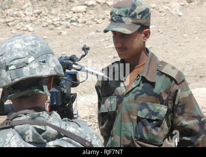 (Kaboul, Afghanistan) une armée nationale afghane stagiaire est interviewé par le Sergent Technique Michael Tateishi, USAF, Mission de formation de l'OTAN - Afghanistan Affaires publiques après la fin d'un exercice de tir réel de mortier au centre de formation militaire de Kaboul. L'Afghanistan continue de croître leur armée à travers une formation de qualité. Banque D'Images