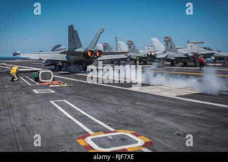 Océan Pacifique (19 avril 2017) Un EA-18G Growler affectés à l'attaque électronique de Cougars Strike (VAQ) de l'Escadron 139 lance sur le pont d'envol du porte-avions USS Theodore Roosevelt (CVN 71). Theodore Roosevelt est en cours la réalisation d'une formation sur mesure la disponibilité du navire au large de la Californie. Banque D'Images