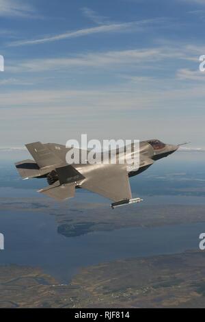 PATUXENT RIVER, Maryland (sept. 19, 2012) Le pilote d'essai de la Marine Le lieutenant Christopher Tabert vole un F-35B Joint Strike Fighter (JSF) avions BF-3 avec objectif inerte-9X missiles Sidewinder sur l'Atlantique d'essais. Le vol d'essai a évalué les charges structurales de l'avion en vol pendant les manœuvres et qualités de vol. Le F-35B est la variante du JSF conçu pour être utilisé par des corps des Marines américains, ainsi que F-35 partenaires internationaux au Royaume-Uni et en Italie. Le F-35B est capable de décollages et atterrissages verticaux pour permettre la projection de puissance à partir de navires amphibies de saut à ski, les porte-avions et Banque D'Images