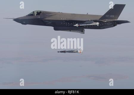 Océan Atlantique (31 déc. 3, 2012) F-35B test appareil BF-3, piloté par le lieutenant Cmdr. Michael Burks, achève la première armes aériennes libération d'une substance inerte 500 livres GBU-12 Paveway II bombe à guidage laser par une variante du F-35 Lightning II. BF-3 a chuté à la GBU-12 sur l'Atlantique d'essais à partir d'une baie d'armes internes. Le F-35B est la variante du Lightning II conçu pour être utilisé par le Corps des Marines américains, ainsi que F-35 partenaires internationaux au Royaume-Uni et en Italie. Le F-35B est capable de décollages et atterrissages courts verticale pour permettre la projection de puissance à partir de navires amphibies, Banque D'Images