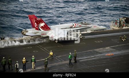 Mer Méditerranée (déc. 13, 2016) Un F/A-18C Hornet affectés à l'escadron de combat interarmées des Wildcats (VFA) 131 lance depuis la cabine de pilotage du porte-avions USS Dwight D. Eisenhower (CVN 69). Eisenhower, actuellement déployé dans le cadre du groupe aéronaval d'Eisenhower, mène des opérations navales dans la sixième flotte américaine zone d'opérations à l'appui de la sécurité nationale des États-Unis en Europe. Banque D'Images