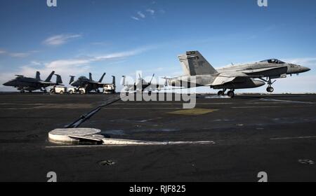 Mer Méditerranée (déc. 5, 2016) Un F/A-18C Hornet affectés à l'escadron de combat interarmées des Wildcats (VFA) 131 procède à une arrestation à l'atterrissage sur le pont d'envol du porte-avions USS Dwight D. Eisenhower (CVN 69). Le navire, actuellement déployé dans le cadre du groupe aéronaval d'Eisenhower, mène des opérations navales dans la sixième flotte américaine zone d'opérations à l'appui de la sécurité nationale des États-Unis en Europe. Banque D'Images