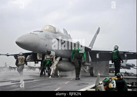 Mer des Philippines (nov. 17, 2012) Les marins à bord du porte-avions USS George Washington (CVN 73) préparer un F/A-18E Super Hornet à partir de l'Escadron de chasse de briseurs de grève (VFA) 195 pour un lancement au cours de l'Escadre aérienne de transporteur 5 s'envoler. George Washington et son aile, l'air carrier Air Wing 5 (CVW), fournir une force prête au combat qui protège et défend l'intérêt maritime collective des États-Unis et de ses alliés et partenaires dans la région Asie-Pacifique. Banque D'Images