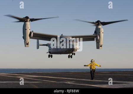 Océan Pacifique (fév. 16, 2013) Un MV-22 Osprey des rotors basculants Support Squadron (VMM) 166 approches pour un posé-décollé sur le pont d'envol du porte-avions USS Carl Vinson (CVN 70). Carl Vinson est en cours la réalisation du système d'atterrissage de précision (EPLA) et l'envol des certifications. Banque D'Images