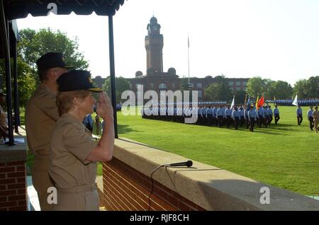 US Navy (USN) Vice-amiral (vam) Ann Rondeau, directeur du personnel de la marine, les recrues reviews lors d'un passage en revue le champ de Ross, Grands Lacs, Illinois (IL). Le vam Rondeau est de se rendre dans la région d'assister à la formation des recrues (RTC) Cérémonie de passation de commandement. Banque D'Images