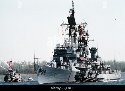 Si les grandes remorqueur portuaire AHOSKIE (YTB-804), à gauche, les pulvérisations d'eau de l'eau dans l'air, le grand remorqueur portuaire ANTIGO (YTB-792) accompagne le destroyer lance-missiles USS MACDONOUGH (DDG-39) pour escorter le navire jusqu'à la rivière Cooper Naval Station, Charleston, S.C. La MACDONOUGH est de retourner à Charleston après son déploiement dans la région du golfe Persique pour l'opération Bouclier du désert et l'opération Tempête du désert. Banque D'Images