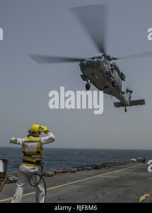 Les navires l'Adjudant Steve Cooper des signaux à un SH-60 Sea Hawk, un hélicoptère de combat Mer 26 Escadron basé à Norfolk, pendant les opérations de vol à bord de la Baie de Cardigan RFC dans le cadre d'un transfert international de passagers au cours de l'exercice de lutte contre les mines (IMCMEX) 13. IMCMEX marines comprend de plus de 40 pays dont l'objectif est de promouvoir la sécurité régionale par les opérations de lutte contre les mines dans la 5e flotte des États-Unis zone de responsabilité. Banque D'Images