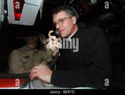 Mgr Timothy Broglio, l'archevêque pour les services militaires, donne à la prière du soir du pont de navire d'assaut amphibie USS Iwo Jima. L'archevêque a visité l'équipage pendant deux jours pour se familiariser avec la vie en mer et l'impact de l'aumônier de la Marine américaine a Corps marins sur des vies. Banque D'Images