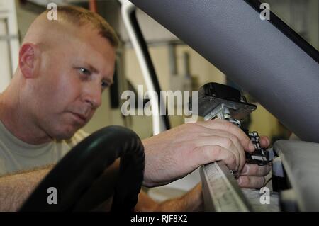 L'Asie du Sud-Ouest - Tech. Le Sgt. Daniel Dinges, 380e Escadron expéditionnaire de préparation logistique, de l'entretien des véhicules, attache un nouveau chef le contacteur d'éclairage d'un Bobtail, Feb 17. L'entretien des véhicules est responsable d'effectuer les réparations vehcile sur tous les véhicules à la 380e escadre expéditionnaire aérienne et joue un rôle essentiel dans la mission de base. Le sergent Dinges est déployé à partir de la 189e Escadre de l'air, l'Air National Guard, Little Rock Ark. et est originaire de Cabot, arche. Banque D'Images