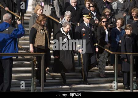 Les membres de l'Arlington Mesdames sont escortés par le général Bradley A. Becker, général commandant la Force Conjointe Headquarters-National la capitale nationale et l'armée américaine District militaire de Washington, à la Tombe du Soldat inconnu au cimetière national d'Arlington, le 15 novembre 2016, à Arlington, en Virginie, l'Arlington Mesdames déposé une couronne sur la tombe. Banque D'Images