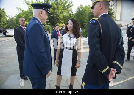 (De gauche) Le lieutenant général L. Scott, directeur du riz, de l'Air National Guard ; Karen Durham-Aguilera, directeur exécutif national de l'armée, les cimetières militaires ; et le Colonel Jason Garvey, commandant du Régiment d'infanterie 3d ; parler à l'extérieur de l'amphithéâtre du Souvenir au Cimetière National d'Arlington dans Arlington, Va., le 14 juillet 2017. Guam et Îles Mariannes du Nord les délégués ont visité le Cimetière National d'Arlington et participé à une armée tous les honneurs Wreath-Laying sur la Tombe du Soldat inconnu pour commémorer le 73e anniversaire de la libération de Guam et la bataille pour les îles Mariannes du Nord. Banque D'Images