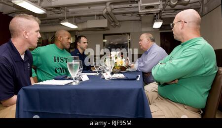 Sous-secrétaire de l'armée américaine Joseph W. Westphal dans le mess des chefs du porte-avions USS Harry S. Truman (CVN 75) parler avec la commande Master Chief R.D. M. Kemp, directeur principal de commande de l'USS Truman que Westphal participe à la mer de la Marine américaine se lancer programme de sensibilisation, 3 septembre 2012 sur l'océan Atlantique. Westphal participe à la marine de longue date du programme de sensibilisation visant à promouvoir la coopération inter-services, à l'appui de la Vision 2020, et se rendre compte de capacités navales en mer. La mer de la Marine embarquent outreach program permet aux gouvernement et des cadres supérieurs civils l Banque D'Images