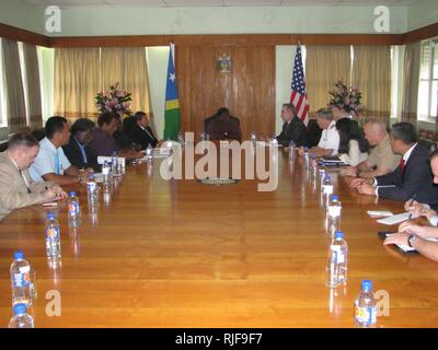 HONIARA, Îles Salomon (29 juin 2011) Secrétaire adjoint des affaires étrangères de l'Asie de l'Est et du Pacifique, Kurt Campbell, Îles Salomon adresses droit premier ministre Danny Philip et son cabinet. Secrétaire adjoint Campbell est à la tête d'une délégation américaine qui inclut des adm. Patrick Walsh, commandant de la flotte américaine du Pacifique, le Bureau du secrétaire de la Défense au sud/sud-est de l'Asie Directeur principal, Marine Corps Brig. Le général Richard Simcock, et l'Agence des États-Unis pour le développement international (USAID) Administrateur assistant Nisha Biswal, lors d'une visite dans tout le Pacifique Sud d'engager des discussions pour améliorer b Banque D'Images