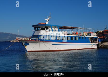 Nikos ferry express amarré au port d'Emborio sur l'île grecque de Halki le 19 juin 2017. Banque D'Images