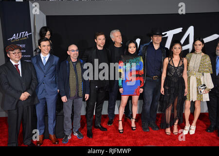 Los Angeles, USA. 05 févr., 2019. Yukito Kishiro, Keean Johnson, Jackie Earle Haley, Ed Skrein, James Cameron, Lana Condor, Robert Rodriguez, Rosa Salazar & Jennifer Connelly à la première de 'Battle Angel Alita :' au Regency Village Theatre, Westwood. Photo : Paul Smith/Featureflash Crédit : Paul Smith/Alamy Live News Banque D'Images