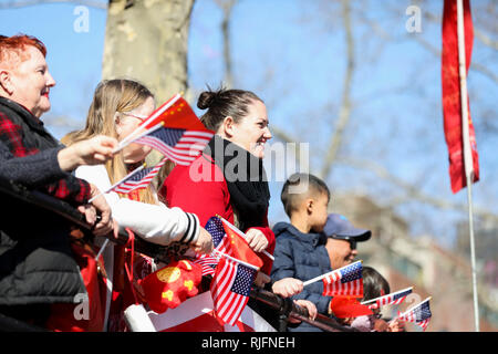 New York, USA. Feb, 2019 5. Les gens regardent le pétard cérémonie pendant la 20e année du Festival culturel & Cérémonie de pétards dans Lower Manhattan de New York, États-Unis, 5 février 2019. La célébration de l'événement qui a eu lieu ici le premier jour de l'Année lunaire chinoise a attiré des milliers de spectateurs. Credit : Wang Ying/Xinhua/Alamy Live News Banque D'Images