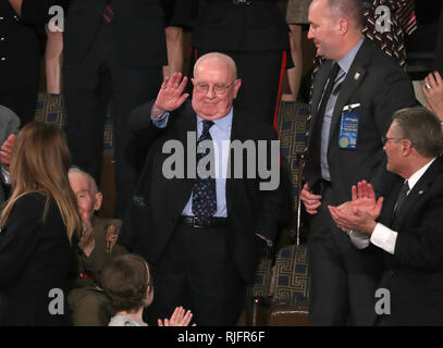 Washington, District de Columbia, Etats-Unis. Feb, 2019 5. Juda Samet, membre de l'arbre de vie Synagogue de Pittsburgh qui ont survécu à la terrible fusillade qui a tué 11 membres de sa communauté et est aussi un survivant de l'Holocauste, reconnaît que l'auditoire lui chanter ''Joyeux Anniversaire'' en tant que Président des Etats-Unis, Donald J. Trump présente son deuxième rapport annuel sur l'état de l'Union à une session conjointe du Congrès américain dans le Capitole à Washington, DC le mardi 5 février 2019 Crédit : Alex Edelman/CNP/ZUMA/Alamy Fil Live News Banque D'Images