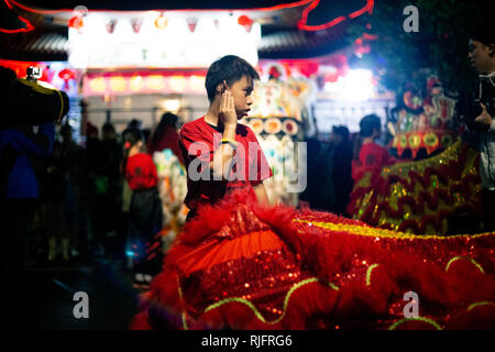 Los Angeles, Californie, USA. 4 Février, 2019. Danse du lion en face de l'Thein Hau Temple à minuit du Nouvel An lunaire 2019. La célébration en plein air s'est produit au cours de la pluie. Credit : Rommel Canlas/Alamy Live News Banque D'Images