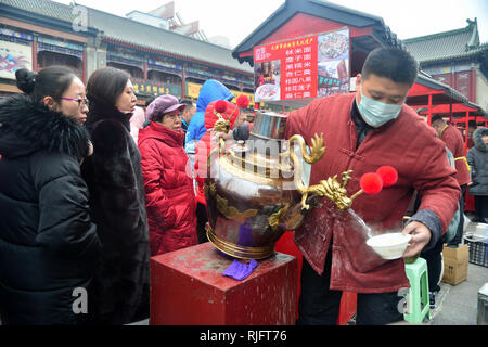 Tianjin. Feb, 2019 5. Les touristes en file d'en face d'une théière traditionnelle en forme de dragon à l'ancienne rue culturelle à Tianjin, Chine du nord, le 5 février 2019, le premier jour de la Nouvelle Année lunaire chinoise. Credit : Hu Lingyun/Xinhua/Alamy Live News Banque D'Images