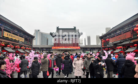 Tianjin. Feb, 2019 5. Les touristes visitent l'ancienne rue culturelle à Tianjin, Chine du nord, le 5 février 2019, le premier jour de la Nouvelle Année lunaire chinoise. Credit : Hu Lingyun/Xinhua/Alamy Live News Banque D'Images