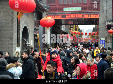 Tianjin. Feb, 2019 5. Les touristes visitent l'ancienne rue culturelle à Tianjin, Chine du nord, le 5 février 2019, le premier jour de la Nouvelle Année lunaire chinoise. Credit : Hu Lingyun/Xinhua/Alamy Live News Banque D'Images