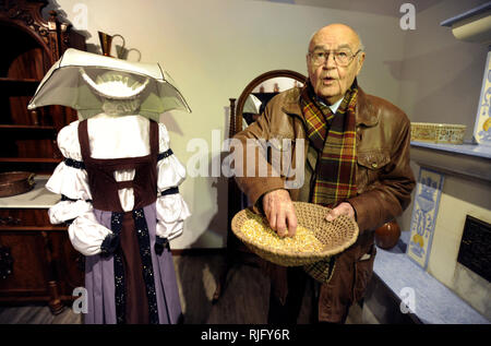 ***PHOTO*** Exposition trois écrous pour Cendrillon sera ouverte demain à Saxon Moritzburg Castle, où la République tchèque célèbre conte a été prise. Sur l'image célèbre tchèque Vaclav Vorlicek directeur, qui a dirigé le conte de fées. Moritzburg, Allemagne, le 4 novembre 2011. (CTK) Zavoral Libor/Photo Banque D'Images