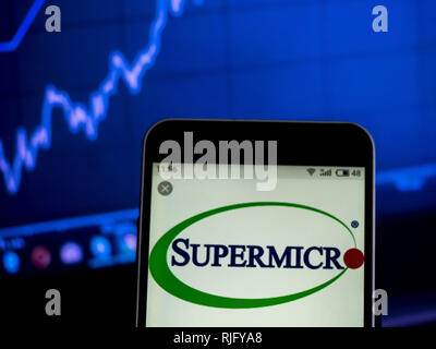 L'Ukraine. Feb 6, 2019. La technologie de l'information de Supermicro logo de l'entreprise vu affichée sur un téléphone intelligent. Crédit : Igor Golovniov SOPA/Images/ZUMA/Alamy Fil Live News Banque D'Images