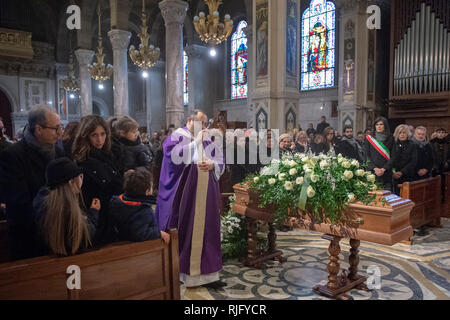 Foto LaPresse/Nicol&# xf2 ; Campo 6/02/2019 Torino (Italia) Cronaca Funerale di Marisa Amato rimasta tetraplegica dopo la tragedia di piazza San Carlo del 3 giugno 2017 Nella foto : veduta generale Photo LaPresse/Nicol&# xf2 ; Campo 6 février 2019, Turin (Italie) News Funérailles de Marisa Amato est resté tétraplégique après la tragédie de la Piazza San Carlo, le 3 juin 2017 dans l'image : vue générale Banque D'Images